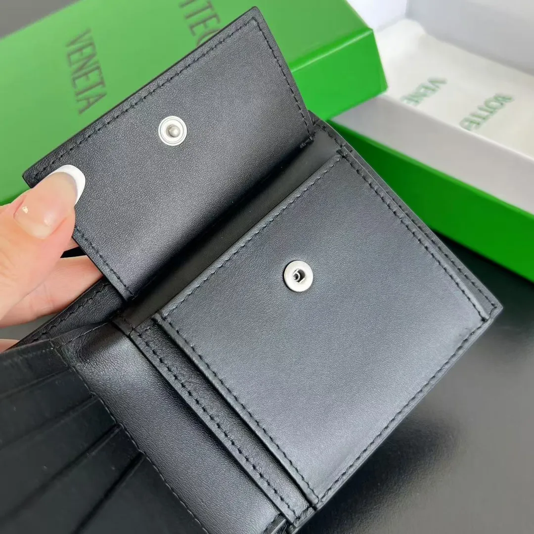 Batch 960 #Bv New bi-fold short clip with coin pocket 605722👏 A short clip with a coin pocket. There is a place to put coins and change☄️ Made of original cowhide. It is soft and delicate and makes people want to touch it all the time. It is equipped with 4 card slots, 2 banknote compartments, 2 extra pockets, and 1 coin purse. It is very tasteful and low-key. It is very good in terms of texture and practicality. Highly recommended👍👍 Size: 11x9.5